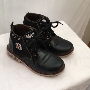 Girls black lace up ankle boots. WOW on tongue M side thirteen on heel size 13